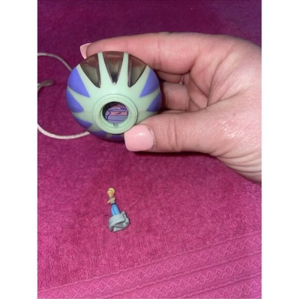 1995 TRENDMASTERS "I DREAM OF JEANNIE" LOCKET Vintage With Mini Dolll Set - Picture 7 of 8